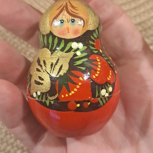 Babushka Matrioschka Folklore Golden Red Woman 5pcs. Strawberry - Picture 6 of 8